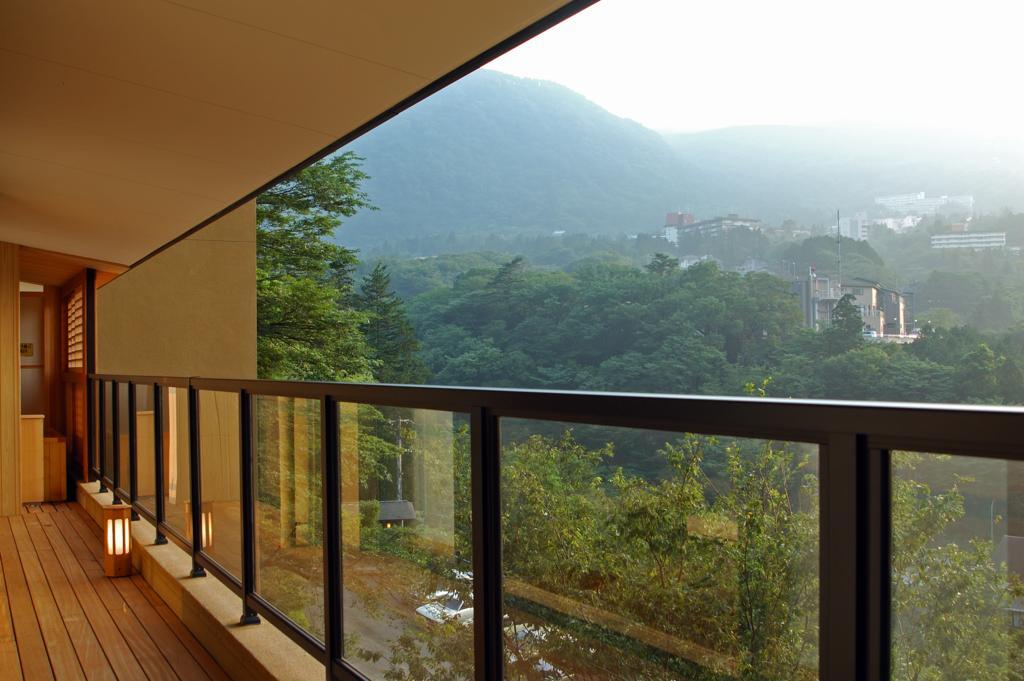 Отель Hakone Tokinoshizuku Экстерьер фото A glass balustrade