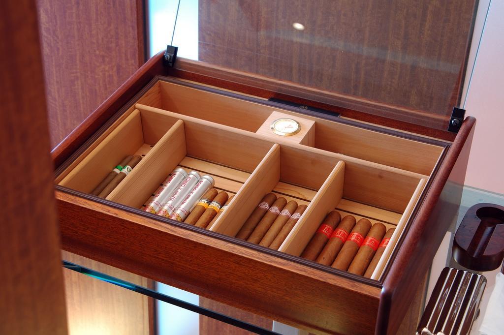 Отель Hakone Tokinoshizuku Экстерьер фото A cigar humidor