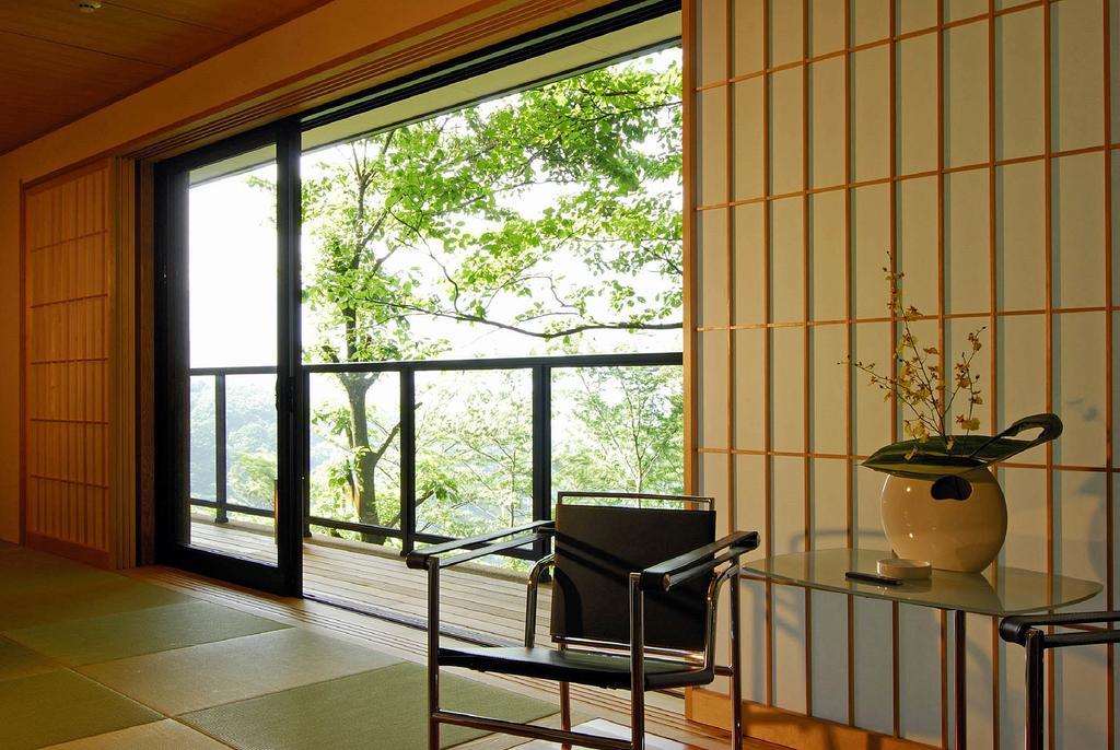 Отель Hakone Tokinoshizuku Номер фото A shōji window