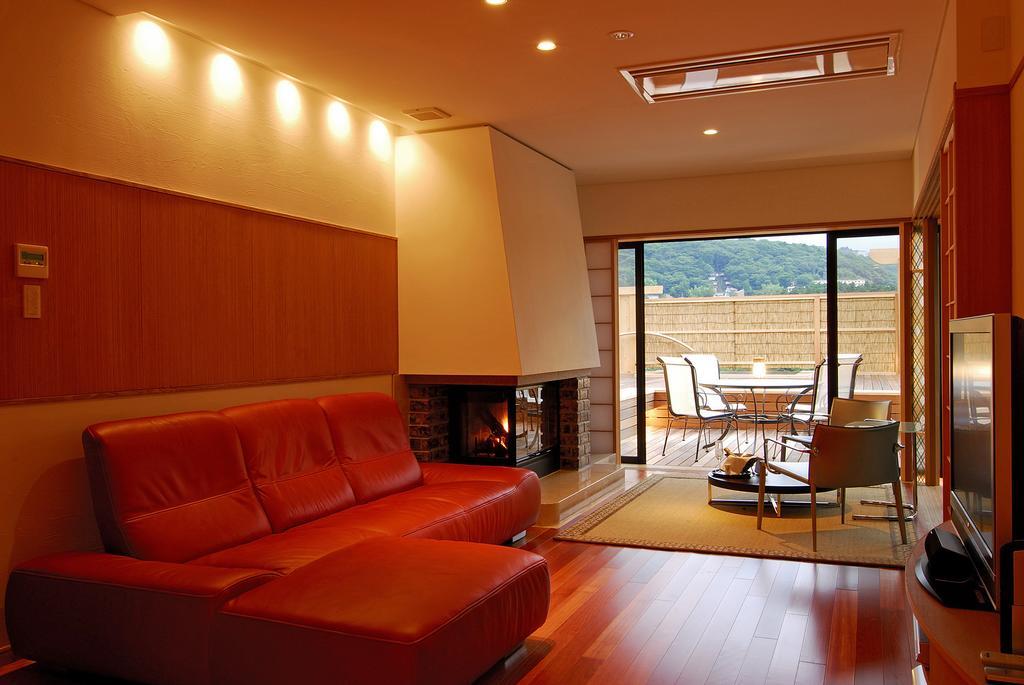 Отель Hakone Tokinoshizuku Номер фото A living room with a fireplace